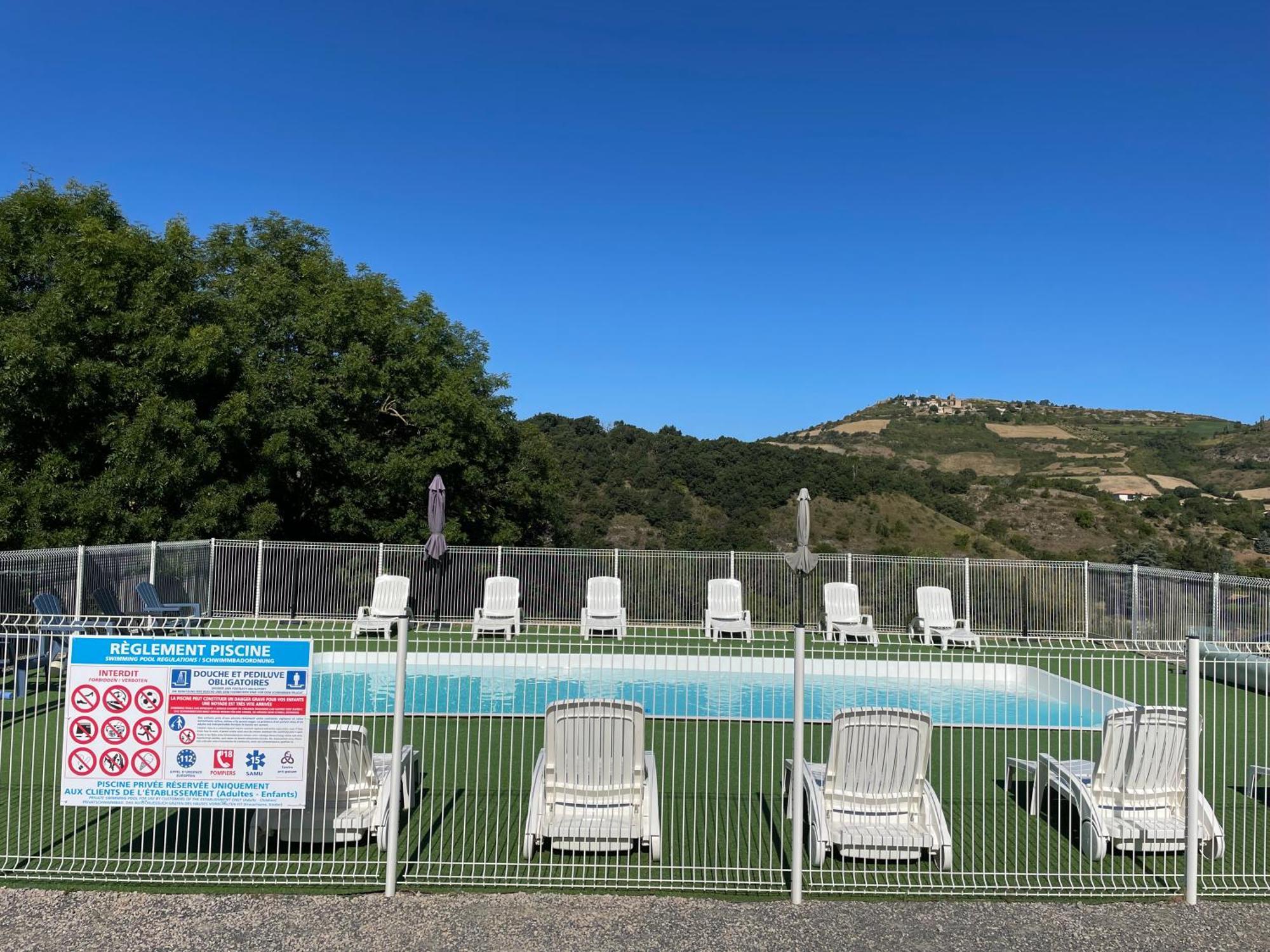 ホテル Val St Georges Saint-Georges-de-Luzençon エクステリア 写真